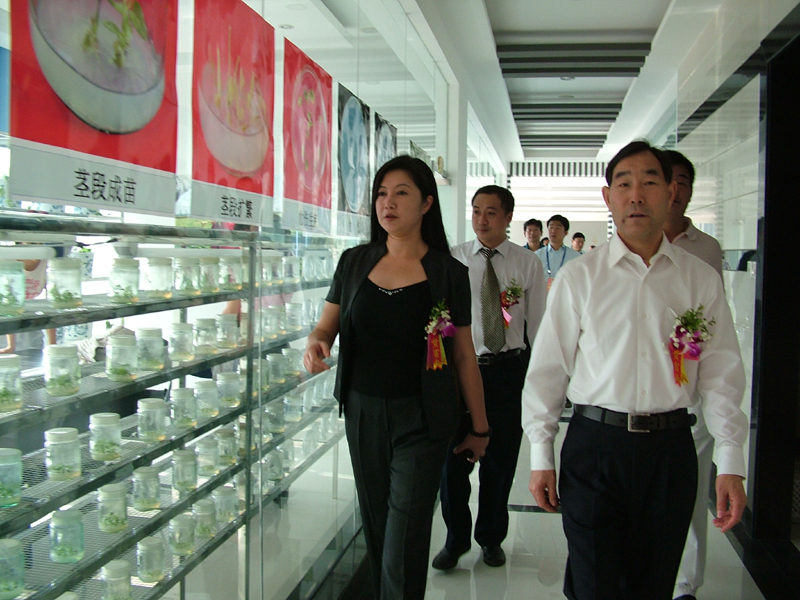 農(nóng)業(yè)部紀檢組長朱保成參觀農(nóng)大哥研究院